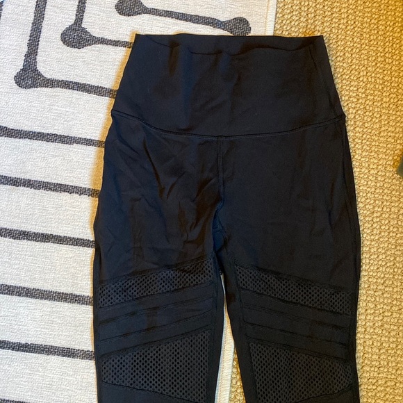Lululemon black mesh leggings size 6 - Picture 1 of 4